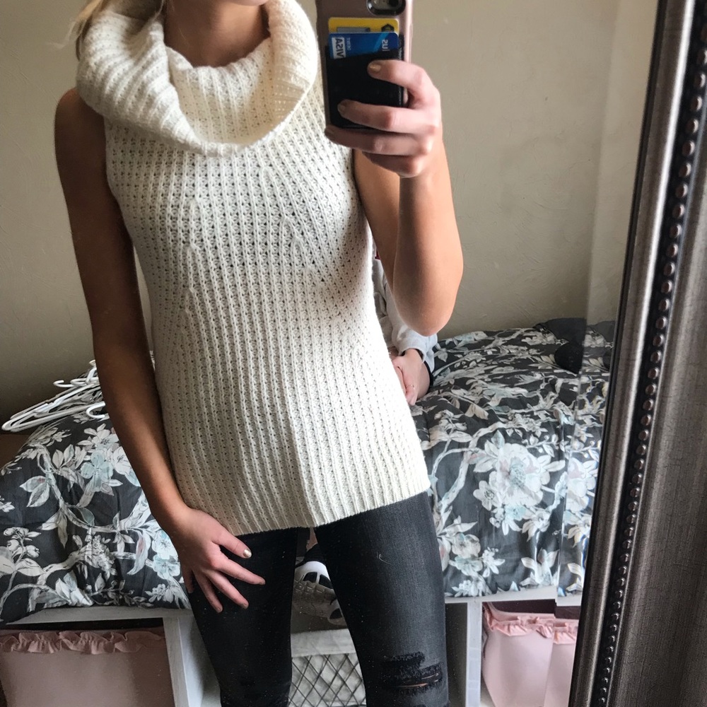Creme turtle neck sleeveless sweater